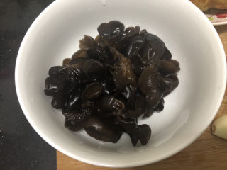 5、青椒炒素鸡,木耳泡发好，揉搓洗净