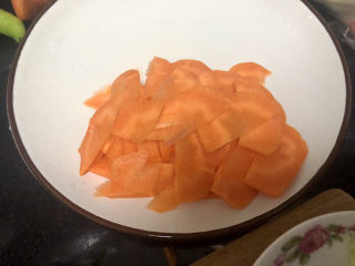 7、青椒炒素鸡,胡萝卜切薄片