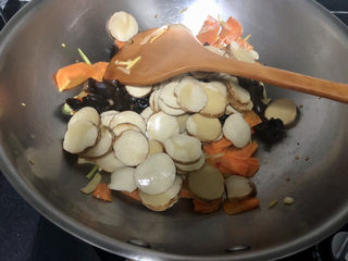 19、青椒炒素鸡,下素鸡木耳，翻炒一分钟