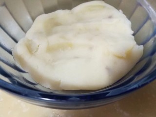 4、健脾瘦身早餐 茯苓山药土豆泥,倒入容器中