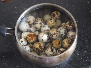 1、照烧金蛋,鹌鹑蛋洗净，放入满过蛋的清水，煮沸后再煮3分钟