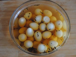 4、照烧金蛋,将剥好壳的鹌鹑蛋泡入红茶内1小时