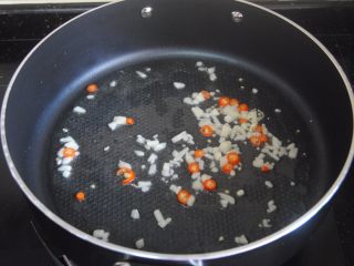 8、照烧金蛋,爆香蒜末和辣椒圈