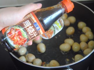 11、照烧金蛋,锅内倒入照烧汁和酱油翻炒均匀