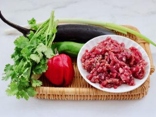 1、茄丁牛肉青椒包,首先备齐所有的食材。
