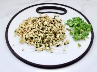 3、茄丁牛肉青椒包,茄子用刀切小丁，香菜切碎。