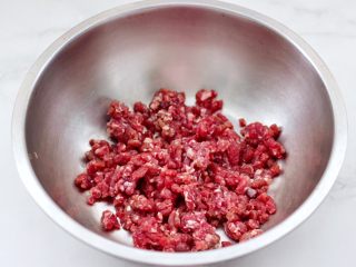 6、茄丁牛肉青椒包,把牛肉馅放入盆中。