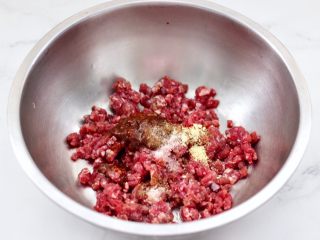 7、茄丁牛肉青椒包,加入料酒和黄豆酱，适量的盐和鸡精，花椒粉。