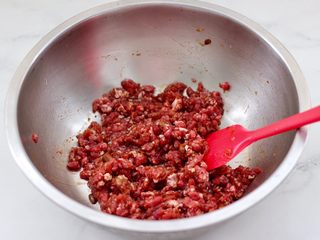 8、茄丁牛肉青椒包,把食材和调料混合搅拌均匀。