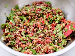 10、茄丁牛肉青椒包,把所有的食材混合搅拌均匀，馅料就做好了。