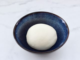 11、茄丁牛肉青椒包,中筋面粉加入酵母和清水和成面团，盖上保鲜膜进行醒发。