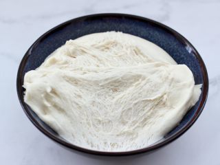 12、茄丁牛肉青椒包,发酵好的面团呈蜂窝状。