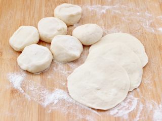 13、茄丁牛肉青椒包,排气揉匀后切小剂子，用擀面杖擀成圆形面皮。