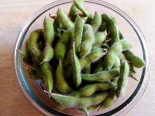 1、毛豆烧茄子,新鲜毛豆。