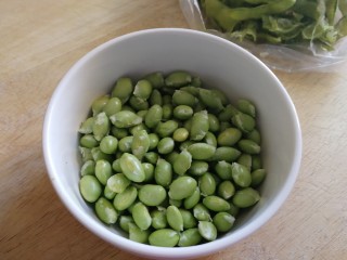 2、毛豆烧茄子,剥掉皮。