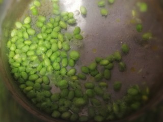 3、毛豆烧茄子,水开放入少许盐，一点油、放入毛豆，焯水3分钟。