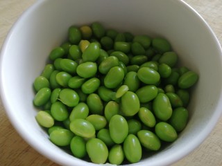 4、毛豆烧茄子,捞出。