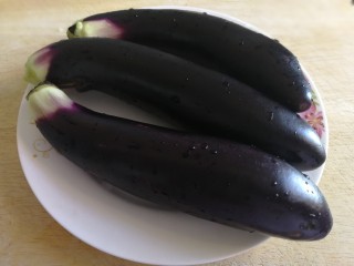 5、毛豆烧茄子,3个茄子洗净。