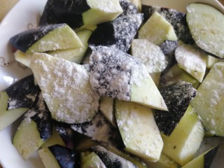 6、毛豆烧茄子,茄子切块，洒适量生粉拌匀，让切口处薄薄裹上一层。