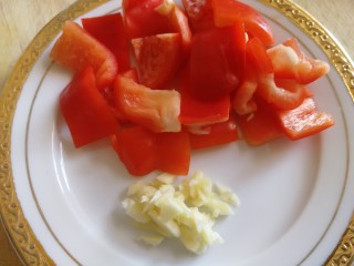 7、毛豆烧茄子,蒜切碎，红甜椒切块。