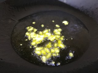 8、毛豆烧茄子,热锅倒入适量油，油热放入蒜末，炒香。