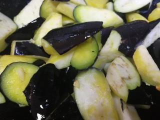9、毛豆烧茄子,放入茄子块，文火炒匀
