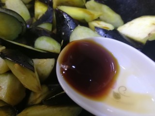 11、毛豆烧茄子,一小勺蚝油，把茄子炒软。