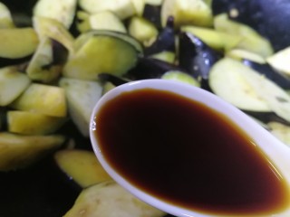 10、毛豆烧茄子,放一汤匙生抽。