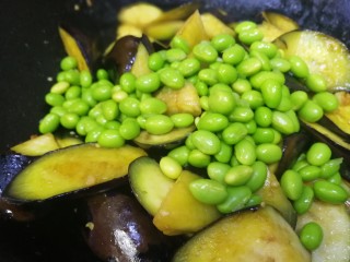 12、毛豆烧茄子,放入毛豆，炒匀。
