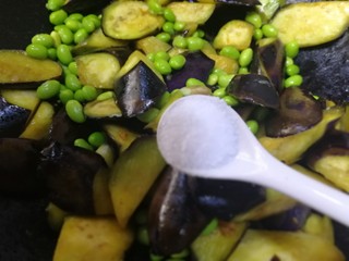 13、毛豆烧茄子,放入一小勺盐。