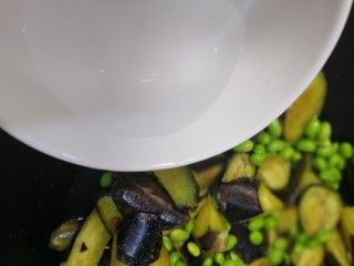 14、毛豆烧茄子,加半碗开水。