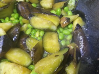 15、毛豆烧茄子,盖上盖子文火烧。