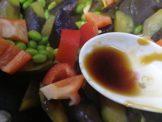 16、毛豆烧茄子,汤匙快要收尽，放入红甜椒，放点醋炒匀即可。