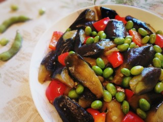 17、毛豆烧茄子,盛盘。清淡，鲜香。