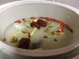 2、醪糟经期补血粥,全部放入容器里，准备开始熬煮（鸡蛋黄和鸡丝不要放里）