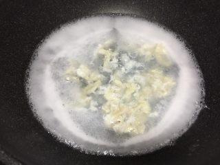 3、醪糟经期补血粥,鸡胸肉切丝放容碗里加一个蛋液，再放一下盐和蔬菜鸡精抓匀腌制30分钟，开下锅煮开即可捞出。