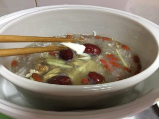 5、醪糟经期补血粥,米锅煮到一个小时以后放入鸡丝，继续熬煮30分钟。