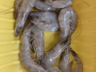 1、虾仁炒蛋,准备好9之虾????