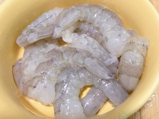 2、虾仁炒蛋,剥壳、开背去虾线