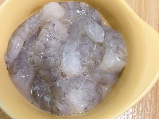 3、虾仁炒蛋,放入黄酒、0.5g盐、玉米淀粉拌匀腌制入味