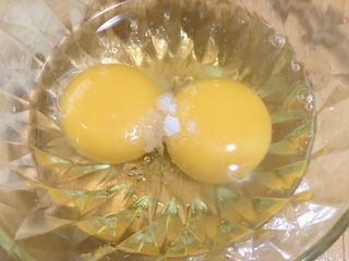 4、虾仁炒蛋,鸡蛋打入碗中，放盐。