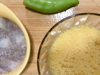 5、虾仁炒蛋,鸡蛋打散，准备半条青辣椒