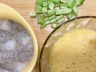 6、虾仁炒蛋,辣椒切成粒。