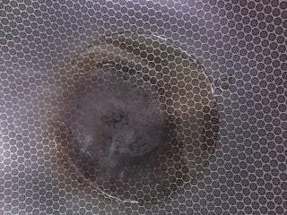 7、虾仁炒蛋,锅烧热后放入10ml油