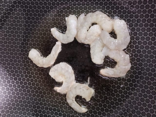 8、虾仁炒蛋,放入腌制好的虾仁。