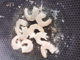 9、虾仁炒蛋,小火慢慢煎。