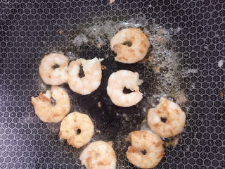 10、虾仁炒蛋,煎至两面金黄。