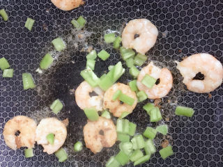 11、虾仁炒蛋,放入辣椒粒