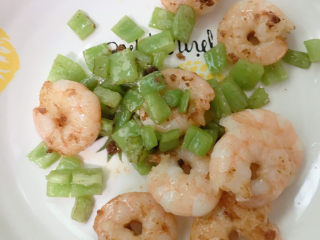 12、虾仁炒蛋,炒熟后装入盘中备用。