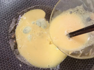 13、虾仁炒蛋,锅中放油，倒入鸡蛋液。